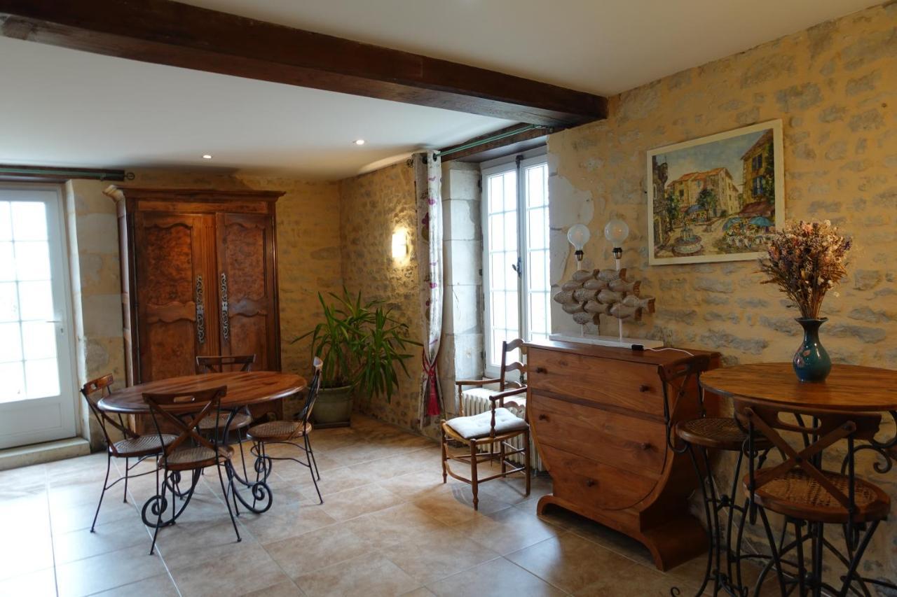 Gite 4 Etoiles Avec Hebergement Insolite - 10 Personnes Foussais Exterior photo